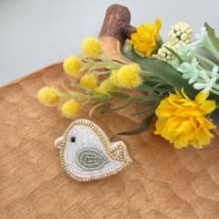 小鳥のビーズ刺繍ブローチ