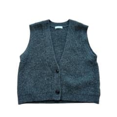 ダークグレー ボタン付きニットベストのサムネイル