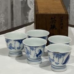 は*ま様 竹泉作　竹林煎茶会を描いた　白磁染付け　煎茶カップ五客セット　共木箱付のサムネイル
