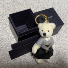 PRADA ベア キーホルダー チャーム1TO047_2C3M_F0009 - メルカリ