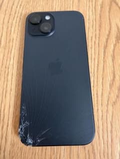 iPhone 15 本体　背面割れのサムネイル