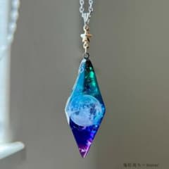 月と星屑のペンデュラムネックレス 幻のブラックオパールカラー レジン琉球ガラス 再販未定 満月と琉球ガラスの宇宙ペンデュラムネックレス｜夜空レジン
