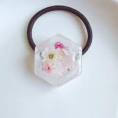 SALE☆レジン ヘアゴム 六角形 ドライフラワー ピンク - メルカリ