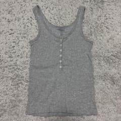 Brandy Melville リブタンクトップ グレー ボタン付きのサムネイル