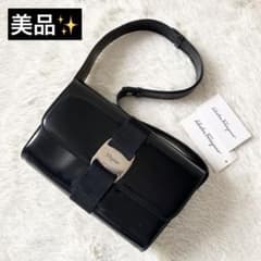 美品✨フェラガモ パテントレザー ワンショルダーバッグ VARA ブラック 