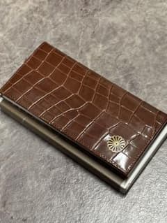 皇居 新品 クロコダイル型押し ブラウンにゴールドの菊の御紋 性別問わ