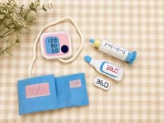 フェルト　お医者さんごっこ　体温計・注射器・血圧計セットのサムネイル