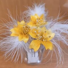黄色い花とフェザーの髪飾り 3本セットのサムネイル