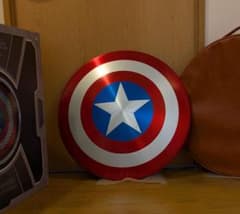 純正品 キャプテンアメリカ 盾 金属製シールド ケース付き アベンジャーズ 純正品 キャプテンアメリカ 盾 金属製シールド ケース付き