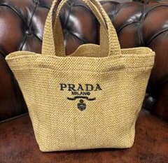 PRADA ラフィア トートバッグ ベージュ ノベルティ - メルカリ