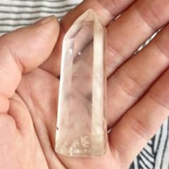ファントムクォーツ 龍脈水晶 6cm 天然石 クォーツ 六角柱 原石 Cのサムネイル
