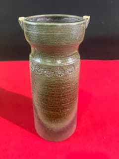 「緑釉 花文の耳付き筒形花器｜枝物・生け花用の陶器花瓶」のサムネイル