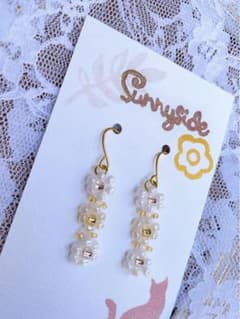 3連︎✿フラワービーズピアス︎✿ホワイト&クリームカラーのサムネイル