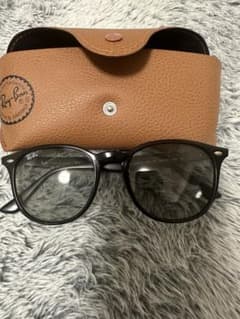 Ray-Ban RB 4259-F ブラックサングラス ケース付きのサムネイル