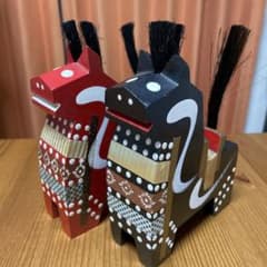 アンティーク八幡馬　約24cm　八戸郷土玩具　赤黒2体セット 八幡馬 赤と黒 八戸の木製馬の郷土玩具 約12センチ - メルカリ
