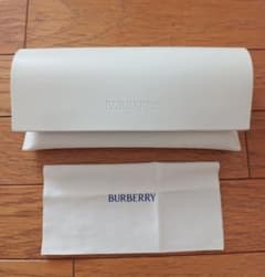 新品未使用　バーバリーメガネケース　Burbery　純正メガネ拭き付きのサムネイル