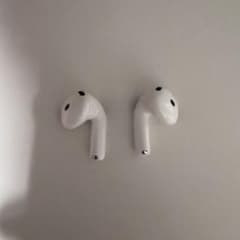 Apple AirPods 4耳の部分だけケースは車に轢かれましたノイキャンなし Apple AirPods 4耳の部分だけケースは車に轢かれましたノイキャンなし