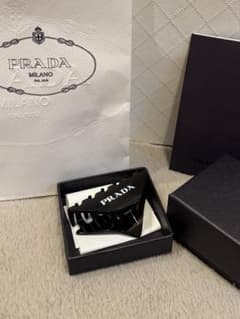 PRADA ヘアクリップ「箱付き」のサムネイル