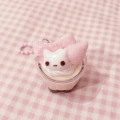 ミニチュアキーホルダー いちごプリン ねこ - メルカリ