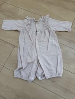 フリル付きピンクロンパース 70cmのサムネイル