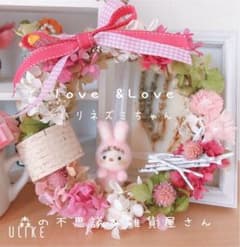 うさぎの着ぐるみを着たハリネズミ　ブリザードフラワーリース　ドライフラワーリースのサムネイル