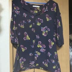 美品　小花柄スクエアシルエットの ブラウス　夏場に最適！のサムネイル