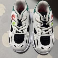 adidas カラフル スニーカーのサムネイル