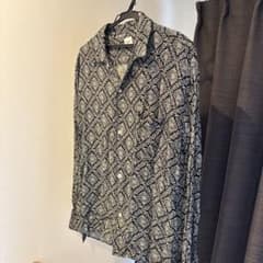 長袖シャツ 柄シャツ　総柄 ブラック ホワイトのサムネイル