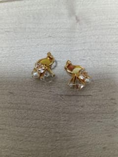 パールとビジューのイヤリング ゴールドカラー