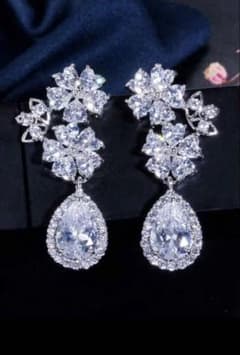 【美品】フラワー　ジルコニア ロングイヤリング 結婚式 パーティー shienのサムネイル