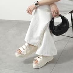 最終 ホワイト UGG GOLDEN GLOW SLIDE 23cm 箱有 - メルカリ