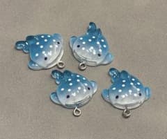 ジンベエザメ チャーム 4個セット ハンドメイド アクセサリー パーツのサムネイル