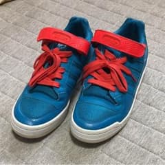 adidasスニーカーのサムネイル