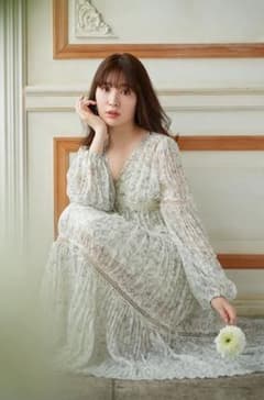 Monotone Floral Pleated Dress / white Sのサムネイル