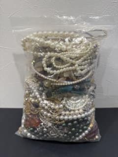 イミテーションアクセサリー 真珠多め‼️ まとめ売り 約2.2kg イミテーションアクセサリー 玉多め❗️ブランド有 まとめ売り 約2.7kg