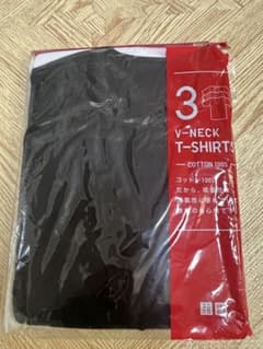 ユニクロ　v-NECK T-SHIRTSのサムネイル