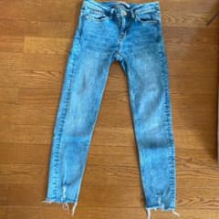 値下げ　4/12 ZARA ダメージ　スキニーデニム ジーンズ　34のサムネイル