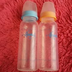 プラスチック製の哺乳瓶のサムネイル
