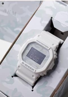 【新品】G-SHOCK DW-5600E ホワイト AKMコラボのサムネイル