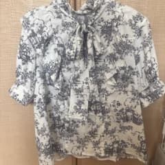 お*く様 花柄プリント リボン付き半袖ブラウスのサムネイル