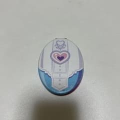 プリキュアのコンパクトミラー大きさは片手に収まるくらいで、片方の鏡が拡大鏡ですのサムネイル