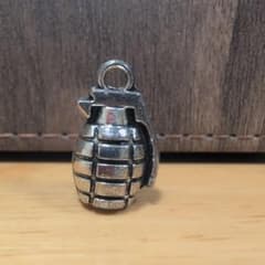 手榴弾モチーフ ペンダントトップのサムネイル