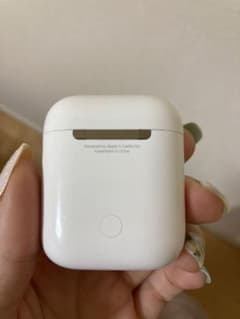 【値下げしました！】 AirPods(第1世代) 充電ケース&右耳イヤホンのサムネイル
