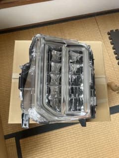 CV1W デリカD5 左ヘッドライト ブラケットが無いため値下げします！ CV1W デリカD5 左ヘッドライト ブラケットが無いため値下げします