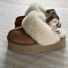 UGG ブラウン 厚底スライドサンダルのサムネイル