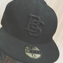 New Eraの黒いキャップのサムネイル