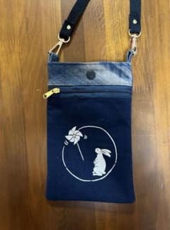 在庫品　ハンドメイド　スマホポーチ　藍染　うさぎのサムネイル