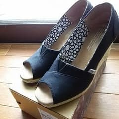 TOMS オープントゥ ウェッジソール 23.5のサムネイル