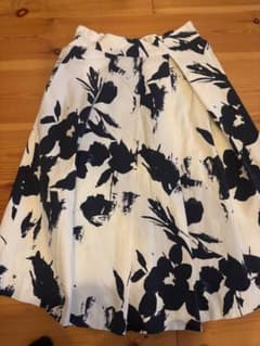 ZARA WOMAN フレアスカート 花柄 ホワイト ネイビー XSのサムネイル