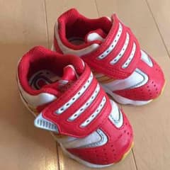 adidas スニーカーのサムネイル